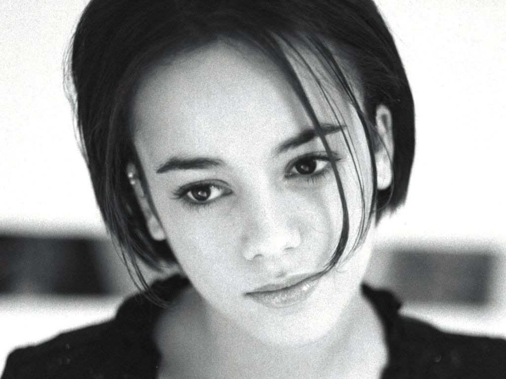 [Alizee 1024x768 16 desktop stars wallpapers[2].jpg]